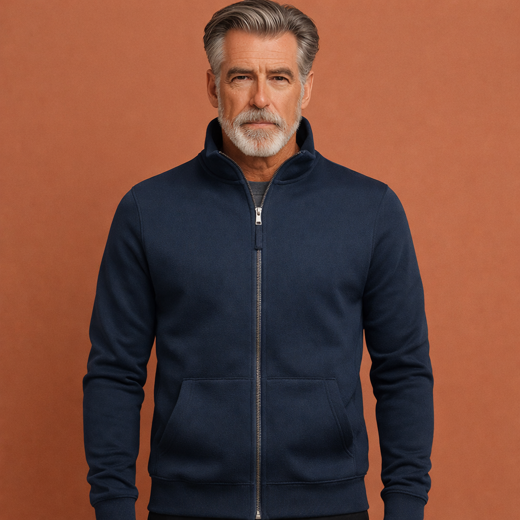 Donkerblauwe warme heren trui met zakken en comfortabele pasvorm, geschikt voor dagelijks gebruik tijdens koude dagen.