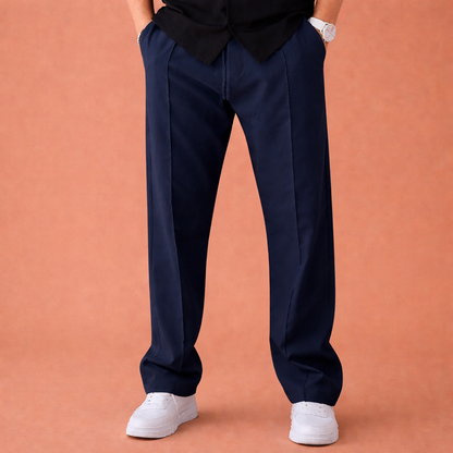 Heren wijde broek in donkerblauw met minimalistisch design, comfortabel en stijlvol voor casual en dagelijkse outfits.