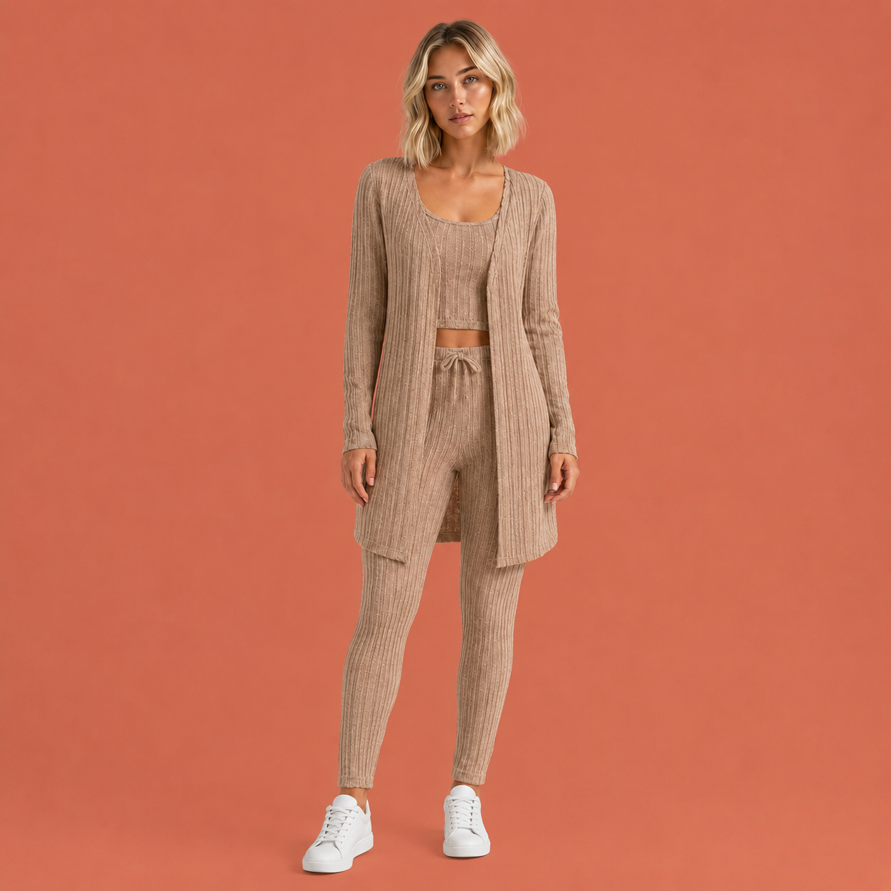 Dames loungeset in donkerbruin met minimalistisch design, zacht en comfortabel voor casual en stijlvolle outfits.