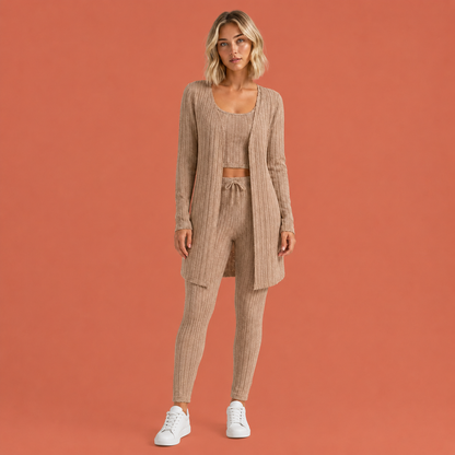 Dames loungeset in donkerbruin met minimalistisch design, zacht en comfortabel voor casual en stijlvolle outfits.
