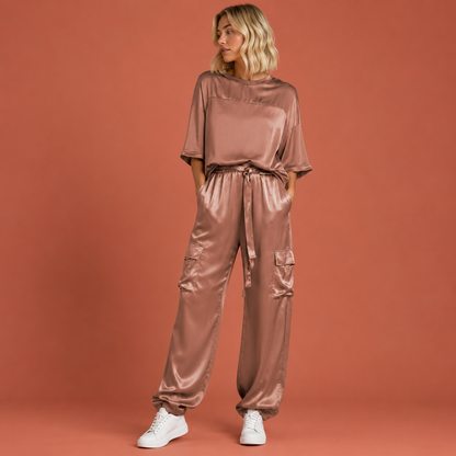 Dames satijnen set in donkerbruin met minimalistisch design, zacht en comfortabel voor casual en stijlvolle outfits.