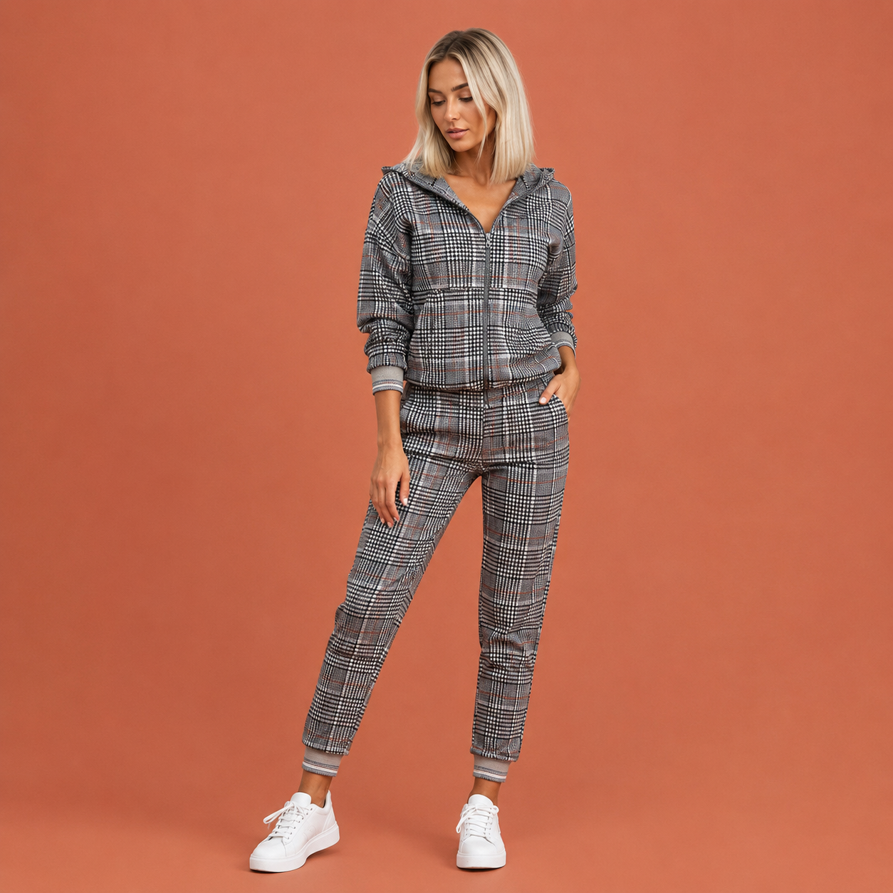 Dames outdoor set in donkergrijs met minimalistisch design, zacht en comfortabel voor casual en stijlvolle outfits.