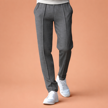 Heren broek in donkergrijs met minimalistisch design, zacht en comfortabel voor casual en stijlvolle outfits.