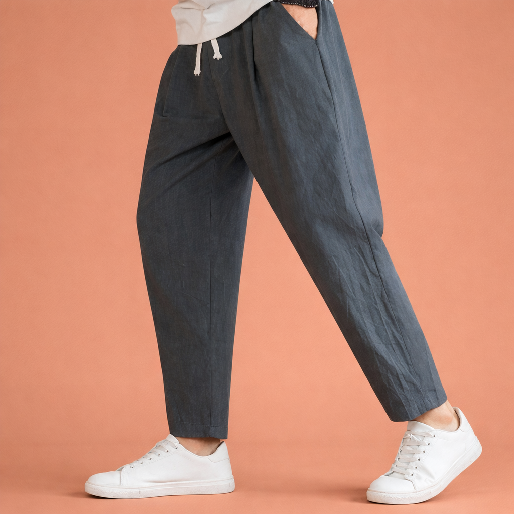 Heren broek in donkergrijs met minimalistisch design, zacht en comfortabel voor casual en stijlvolle outfits.