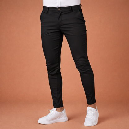 Heren chino broek in donkergrijs met minimalistisch design, zacht en comfortabel voor casual en stijlvolle outfits.