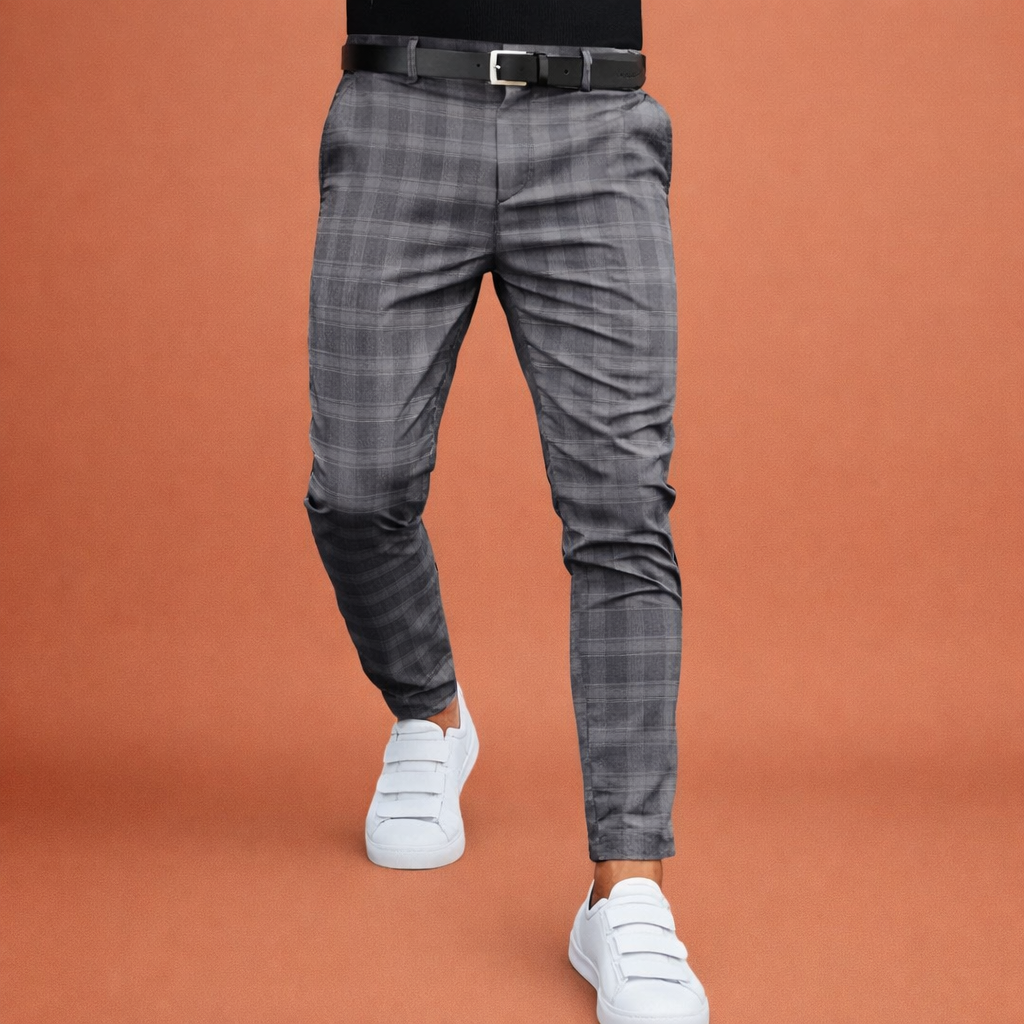 Heren pantalon in donkergrijs met minimalistisch design, zacht en comfortabel voor casual en stijlvolle outfits.