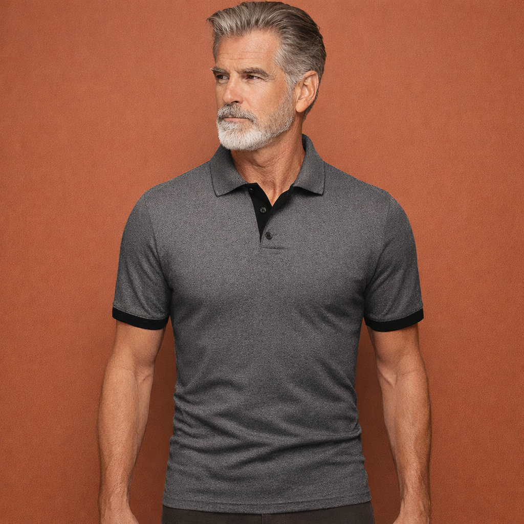 Heren polo in donkergrijs met minimalistisch design, zacht en comfortabel voor casual en stijlvolle outfits.