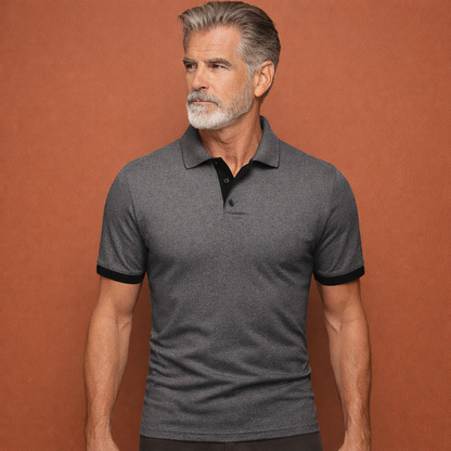 Heren polo in donkergrijs met minimalistisch design, zacht en comfortabel voor casual en stijlvolle outfits.