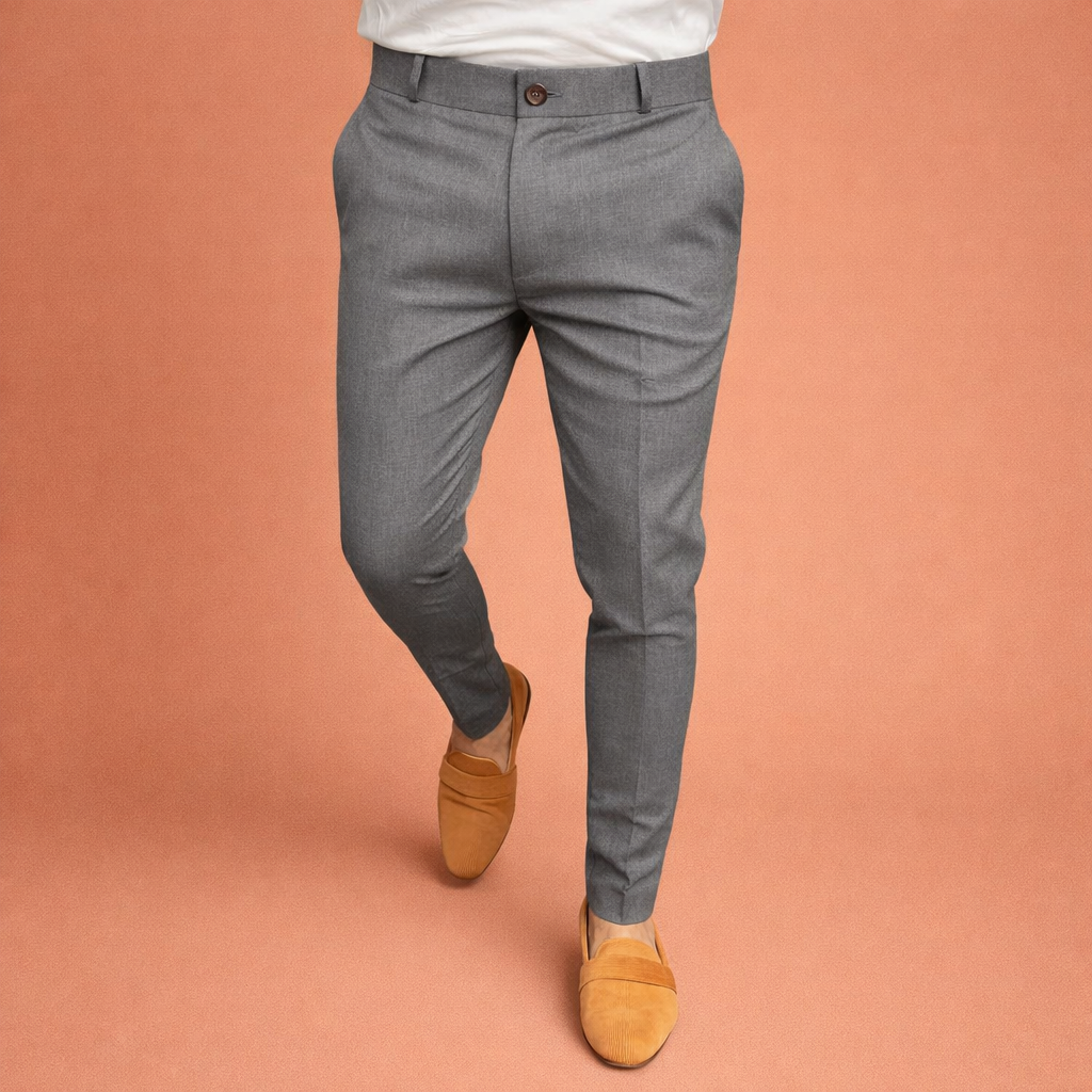 Heren broek in donkergrijs met minimalistisch design, zacht en comfortabel voor casual en stijlvolle outfits.