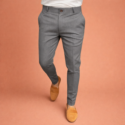 Heren broek in donkergrijs met minimalistisch design, zacht en comfortabel voor casual en stijlvolle outfits.