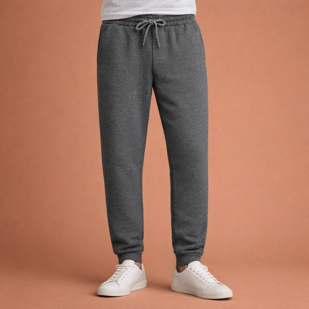 Dames joggingbroek in donkergrijs met minimalistisch design, zacht en comfortabel voor casual en stijlvolle outfits.