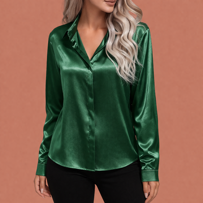 Dames satijnen blouse in donkergroen met minimalistisch design, zacht en comfortabel voor casual en stijlvolle outfits.