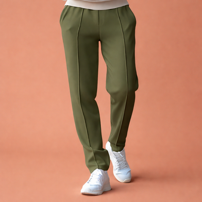 Heren broek in donkergroen met minimalistisch design, zacht en comfortabel voor casual en stijlvolle outfits.