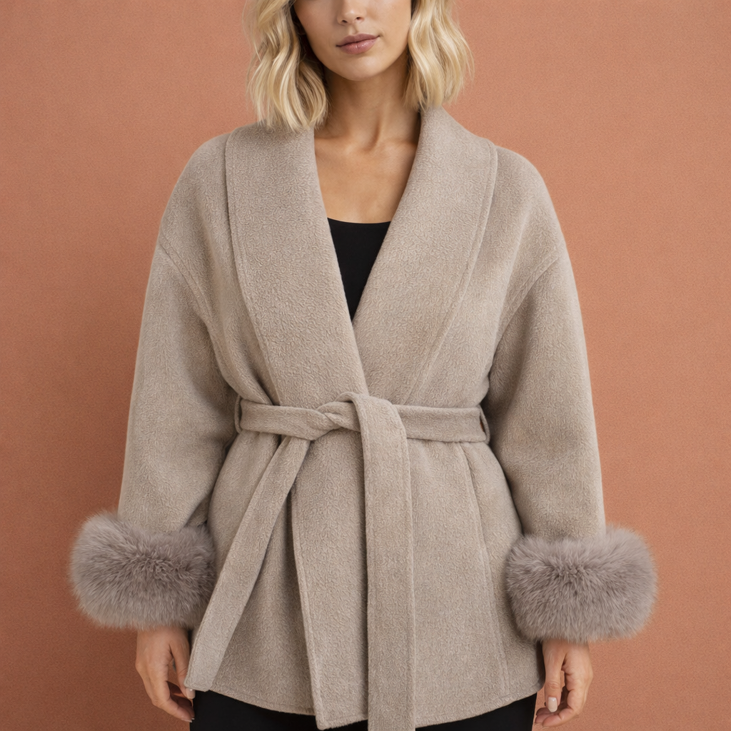 Donkerkhaki elegante lange damesmantel met comfortabele pasvorm, geschikt voor dagelijks gebruik en formele gelegenheden.