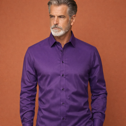 Heren overhemd in donkerpaars met minimalistisch design, zacht en comfortabel voor casual en stijlvolle outfits.