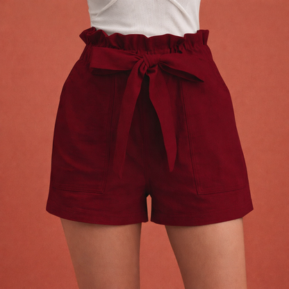 Dames linnen shorts in donkerrood met minimalistisch design, zacht en comfortabel voor casual en stijlvolle outfits.
