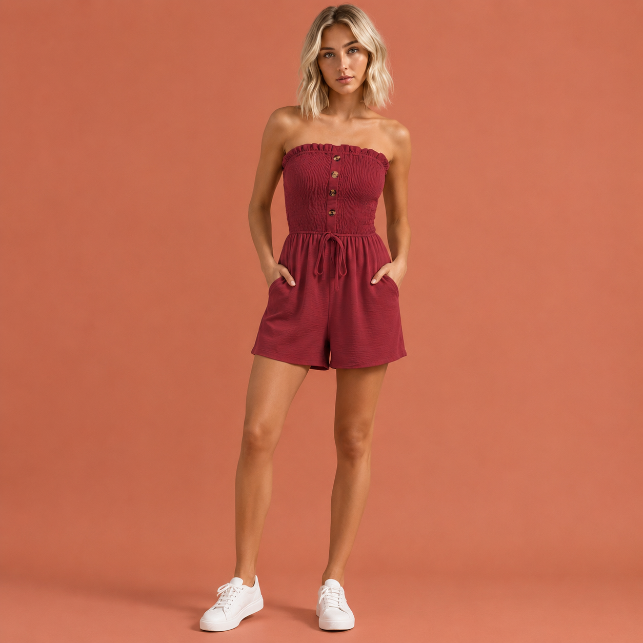 Dames playsuit in donkerrood met minimalistisch design, zacht en comfortabel voor casual en stijlvolle outfits.