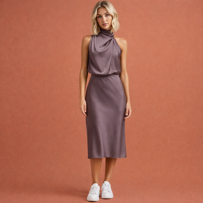 Dames maxi jurk in espresso met minimalistisch design, zacht en comfortabel voor casual en stijlvolle outfits.