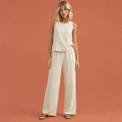 Dames zomer set in gebroken wit met minimalistisch design, zacht en comfortabel voor casual en stijlvolle outfits.