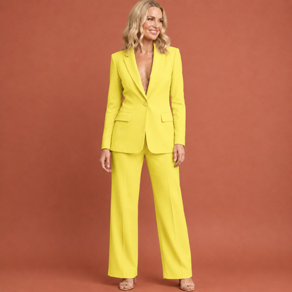 Dames broekpak in geel met minimalistisch design, zacht en comfortabel voor casual en stijlvolle outfits.