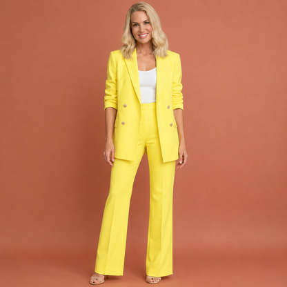 Dames damespak in geel met minimalistisch design, zacht en comfortabel voor casual en stijlvolle outfits.
