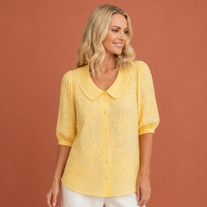 Dames bloemen blouse in geel met minimalistisch design, zacht en comfortabel voor casual en stijlvolle outfits.