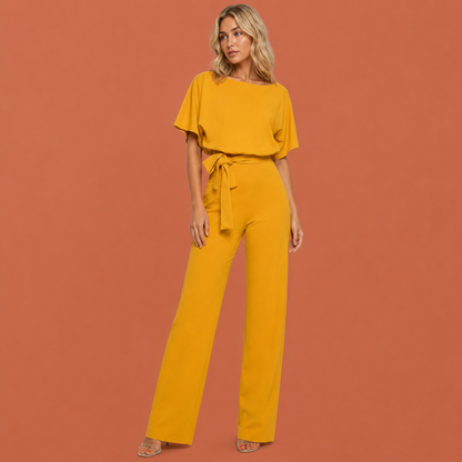 Dames jumpsuit in geel met minimalistisch design, zacht en comfortabel voor casual en stijlvolle outfits.