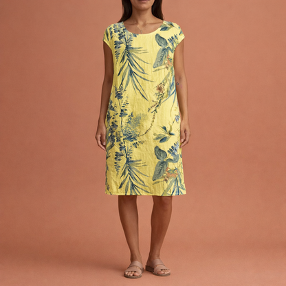 Dames midi-jurk in geel met minimalistisch design, zacht en comfortabel voor casual en stijlvolle outfits.
