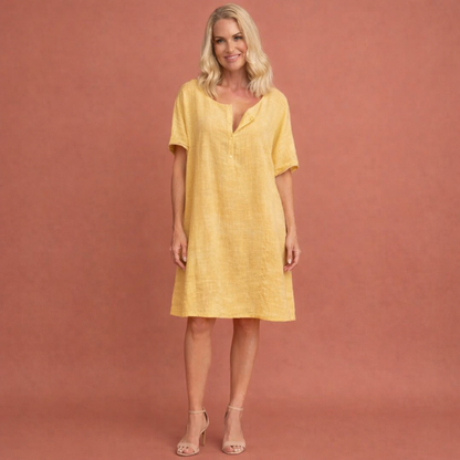 Dames tunic jurk in geel met minimalistisch design, zacht en comfortabel voor casual en stijlvolle outfits.