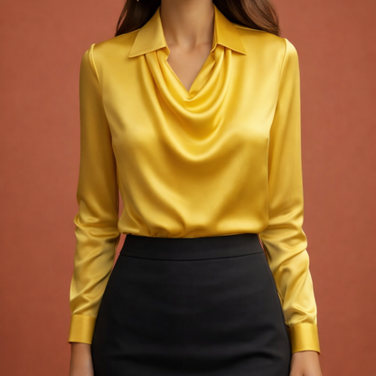 Dames satijnen blouse in geel met draperende kraag, zacht en comfortabel voor stijlvolle en casual outfits.