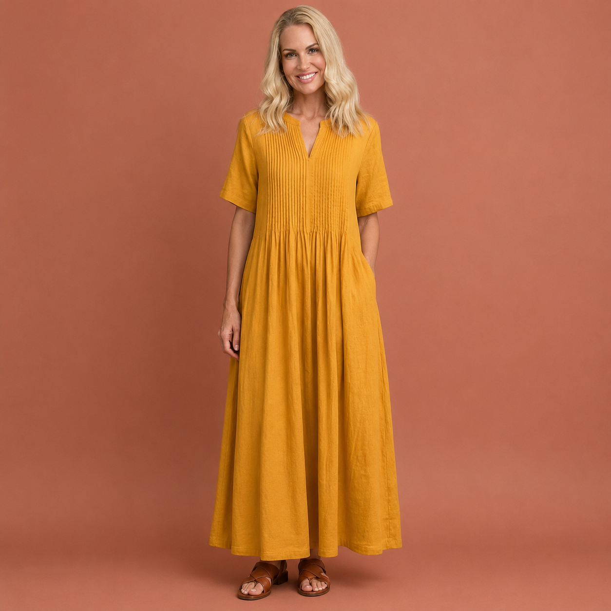Dames jurk in geel met minimalistisch design, zacht en comfortabel voor casual en stijlvolle outfits.