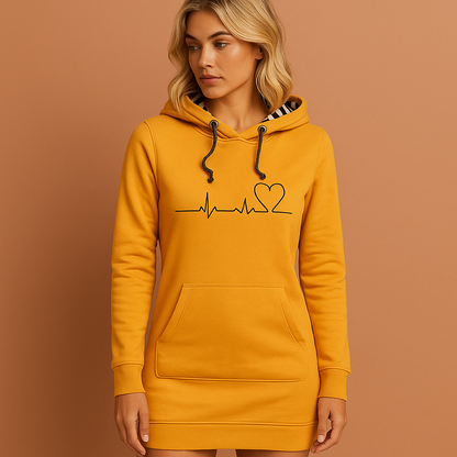 Gele hoodie-jurk voor dames met vrolijke hondenprint, comfortabel en warm voor casual winterdagen.