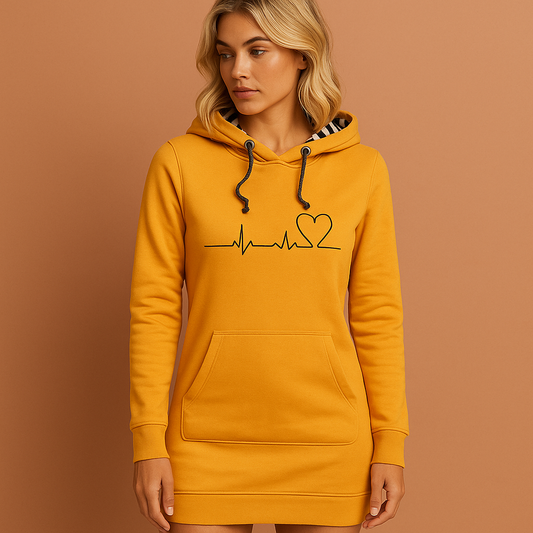 Gele hoodie-jurk voor dames met vrolijke hondenprint, comfortabel en warm voor casual winterdagen.