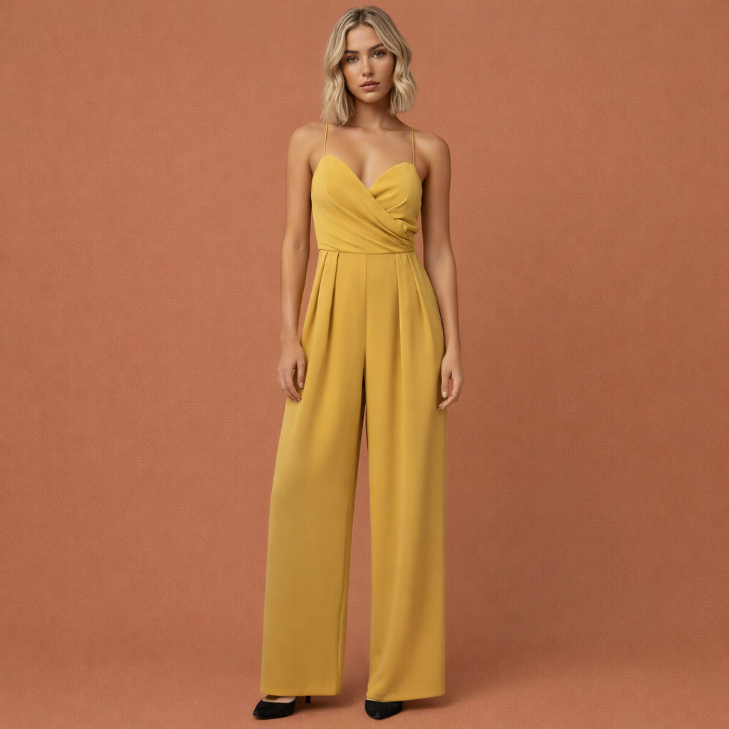 Gele moderne mouwloze jumpsuit voor dames met een comfortabele pasvorm, ideaal voor zomerse outfits en feestelijke gelegenheden.