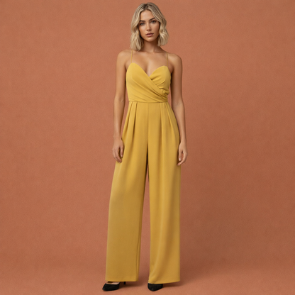Gele moderne mouwloze jumpsuit voor dames met een comfortabele pasvorm, ideaal voor zomerse outfits en feestelijke gelegenheden.