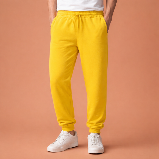 Dames joggingbroek in geel met minimalistisch design, zacht en comfortabel voor casual en stijlvolle outfits.