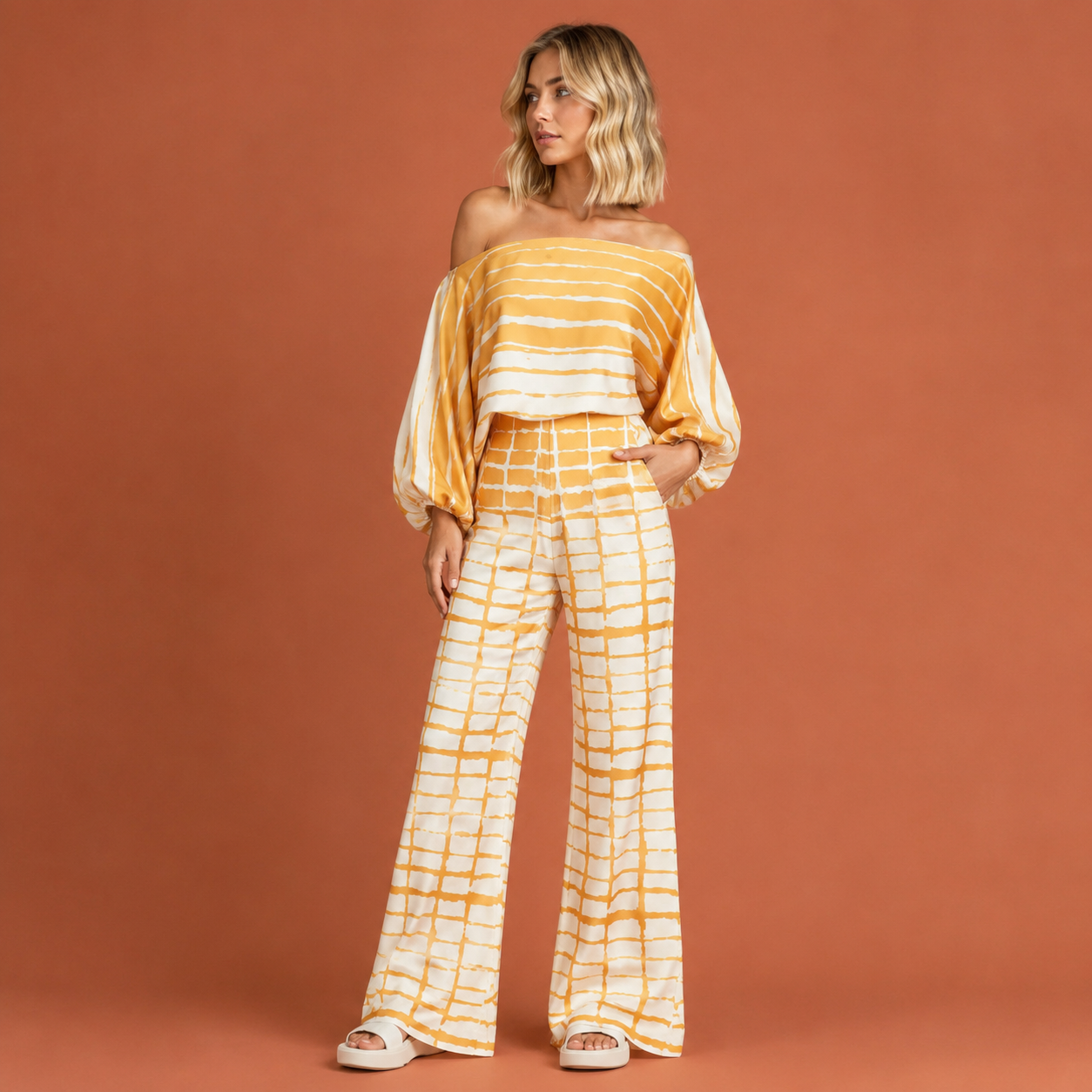 Dames satijnen tweedelige set in goud met minimalistisch design, zacht en comfortabel voor casual en stijlvolle outfits.