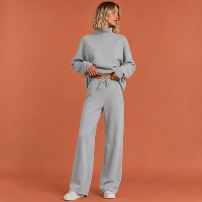Dames joggingpak in grijs met minimalistisch design, zacht en comfortabel voor casual en stijlvolle outfits.