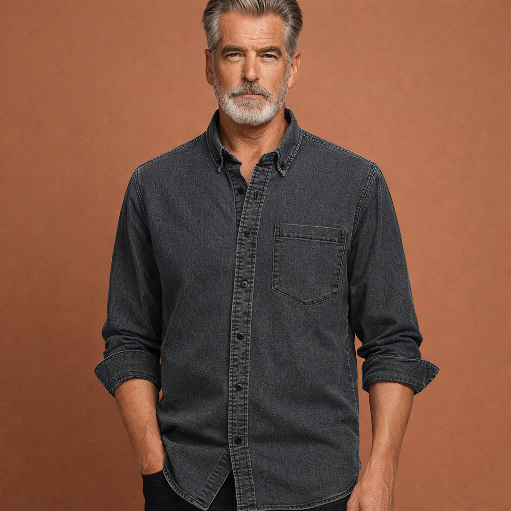 Heren denim overhemd in grijs met minimalistisch design, zacht en comfortabel voor casual en stijlvolle outfits.