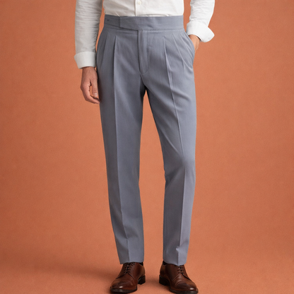 Heren pantalon in grijs met minimalistisch design, comfortabel en stijlvol voor moderne en zakelijke outfits.