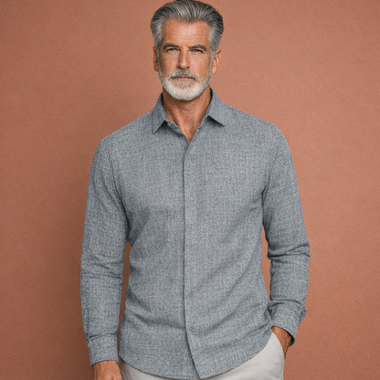 Heren linnen overhemd in grijs met minimalistisch design, licht en comfortabel voor casual en stijlvolle outfits.