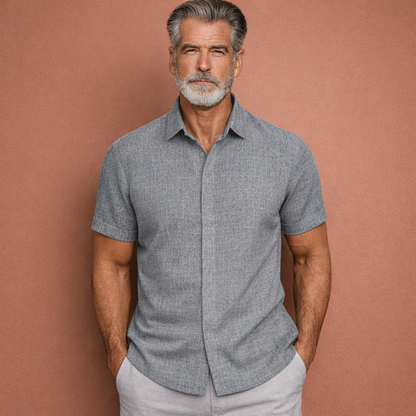 Heren linnen overhemd in grijs met minimalistisch design, zacht en comfortabel voor casual en stijlvolle outfits.
