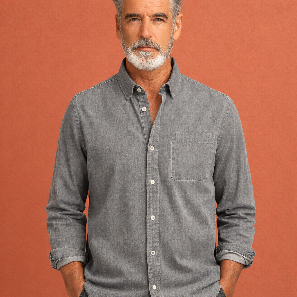 Heren overhemd in grijs met minimalistisch design, zacht en comfortabel voor casual en stijlvolle outfits.