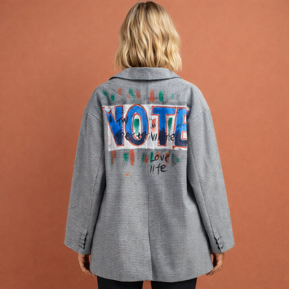 Dames blazer in grijs met minimalistisch design, zacht en comfortabel voor casual en stijlvolle outfits.