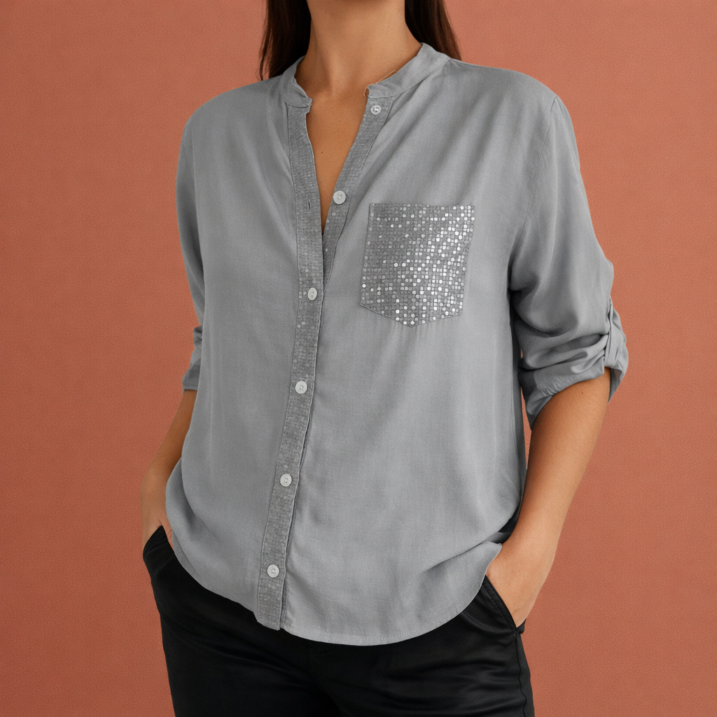 Dames blouse in grijs met paillettenzak, zacht en comfortabel voor casual en stijlvolle outfits.