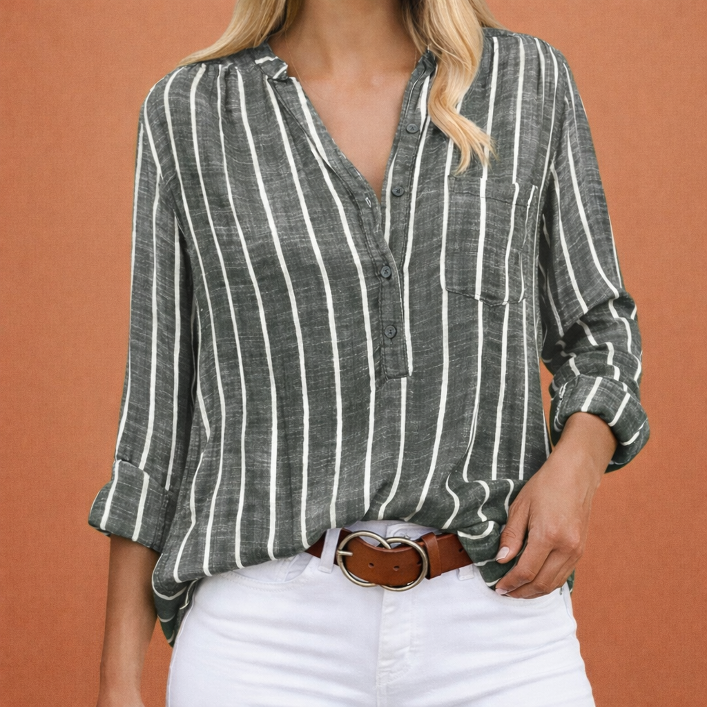 Dames blouse in lichtblauw met minimalistisch design, zacht en comfortabel voor casual en stijlvolle outfits.