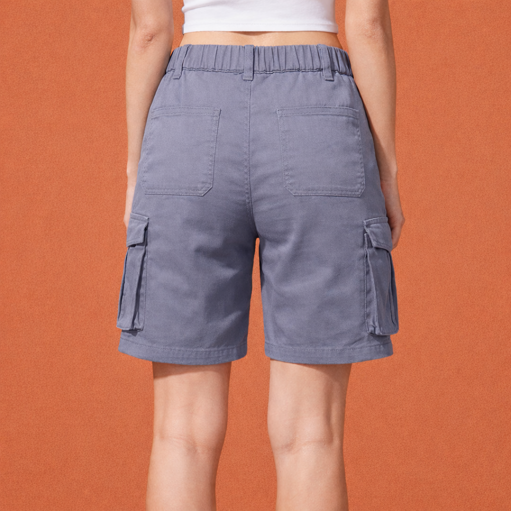 Dames cargo shorts in grijs met minimalistisch design, zacht en comfortabel voor casual en stijlvolle outfits.