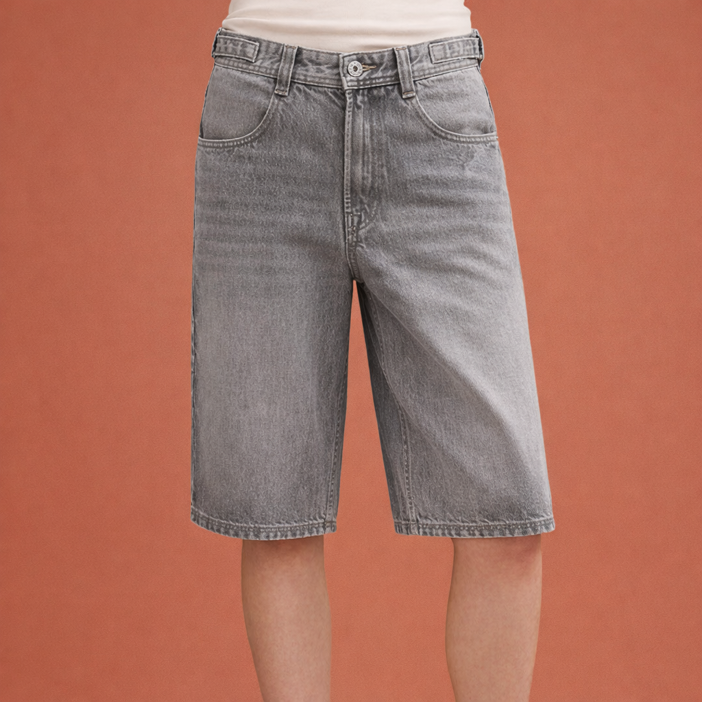 Dames denim shorts in grijs met minimalistisch design, zacht en comfortabel voor casual en stijlvolle outfits.