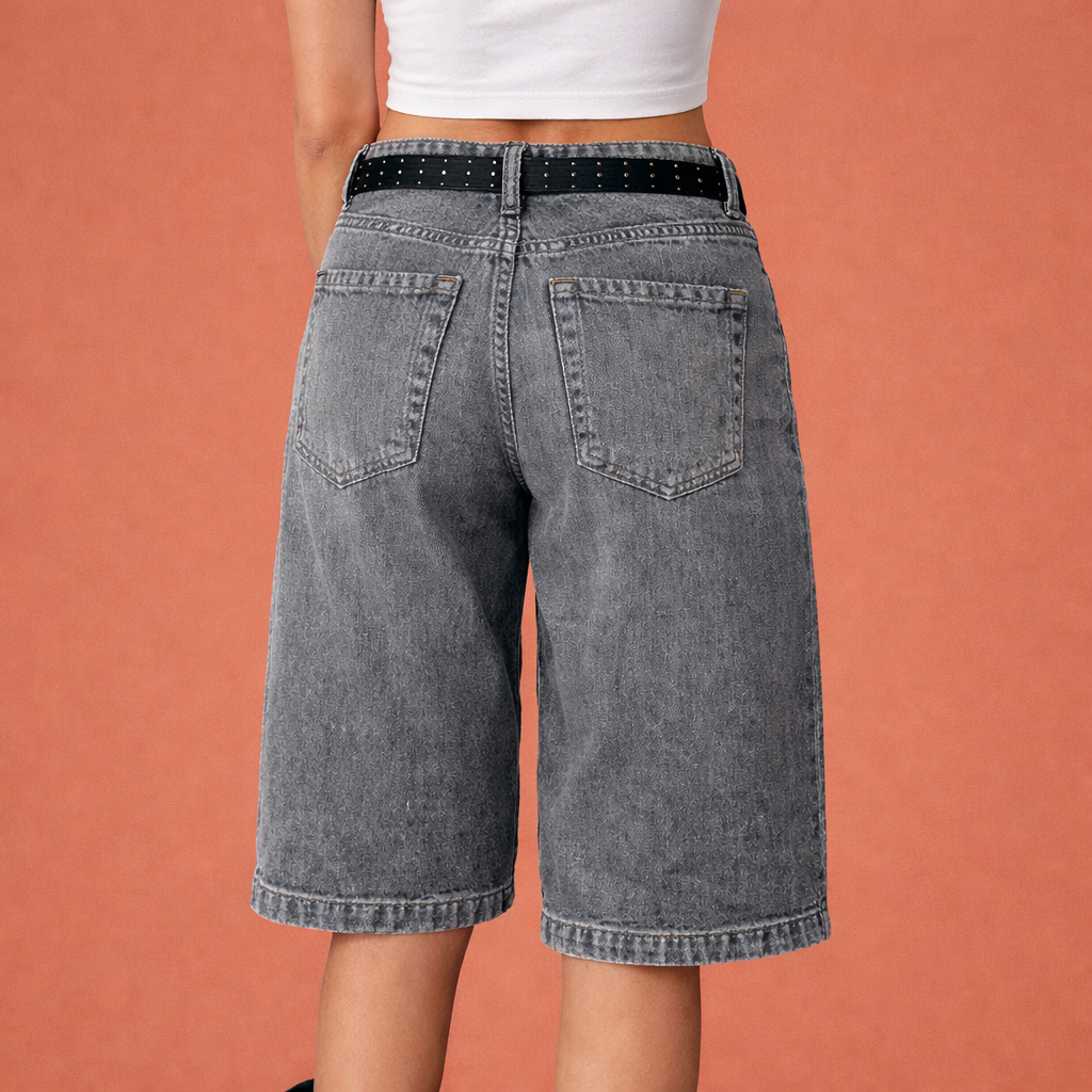 Dames denim shorts in grijs met minimalistisch design, zacht en comfortabel voor casual en stijlvolle outfits.