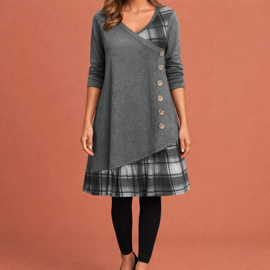 Dames jurk in grijs met ruitdetail, asymmetrische zoom en V-hals, comfortabel en stijlvol voor casual en elegante outfits.